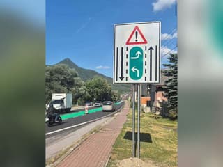 Zmätočný pruh pri Ružomberku je po novom zelený. Vodičov zaskočila aj značka, akú ešte nevideli