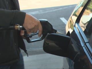 Samotný liter nafty stojí 1,22 eura. Prečo zaň teda musíme platiť dve eurá?
