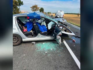 FOTO: Z áut ostali vraky. Mimoriadne tragická nehoda na juhozápade Slovenska