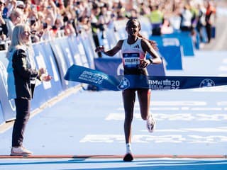 Priam nadpozemský výkon. Etiópčanka vyhrala Berlínsky maratón s roztrhnutou achilovkou
