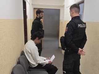Muž sa dal na útek, netušil však, kto stojí neďaleko. Policajt v civile neváhal ani sekundu