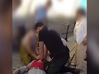 VIDEO: Náhle odpadol na ulici v centre mesta. Dvaja mladí policajti mu zachránili život