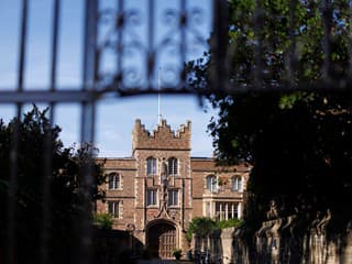 Škandál, ktorý vzbudil veľkú pozornosť, má tragický koniec. Exprofesora Cambridgeskej univerzity našli mŕtveho