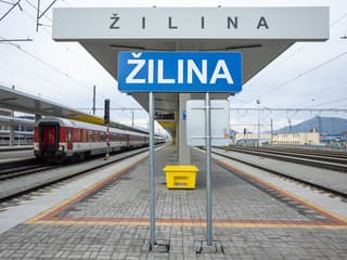 Požiar ochromil železničný uzol v Žiline. Dopravný chaos bude pokračovať