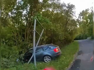 VIDEO: Policajná naháňačka pokračovala za hranicami. Zbesilého vodiča zastavila až havária, v aute mal fľaše s alkoholom