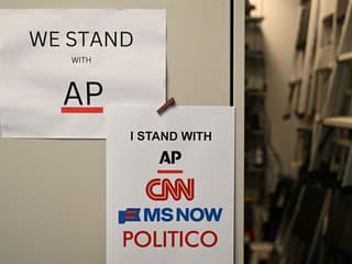 Najväčšie stanice vrátane Fox News bojkotujú spravodajstvo o Trumpovi. Biely dom preto spustil vlastné vysielanie