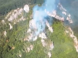 VIDEO: Požiar v Súľovských skalách. Hasiči bojujú s plameňmi v ťažko dostupnom teréne