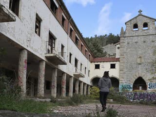 Za cenu väčšieho bytu v Bratislave kúpili celú dedinu. Manželia tu chcú vybudovať raj