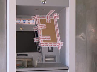 Zrejme zbabraná krádež bankomatu na východe Slovenska. Páchatelia po sebe zanechali stopy