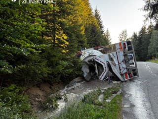 Vodič skončil s betónovou zmesou mimo cesty. Za volant si sadol poriadne opitý