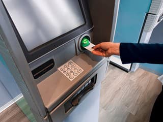 Veľká zmena pre klientov troch bánk. Od júla získajú prístup k stovkám bankomatov