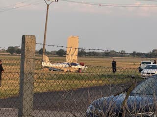 FOTO+VIDEO: Pri Sládkovičove núdzovo pristálo lietadlo, na miesto letel vrtuľník