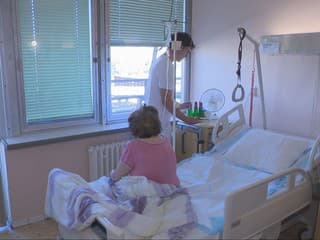 Medici si neoddýchnu ani cez prázdniny. Mnohí brigádujú v nemocniciach