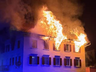 Peklo vo veľkom bytovom dome. Požiar usmrtil dvoch ľudí, ďalší sú nezvestní