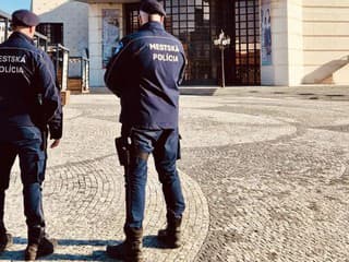 Na lavičke v centre Nitry spal obnažený muž. Policajtov vyzval do bitky