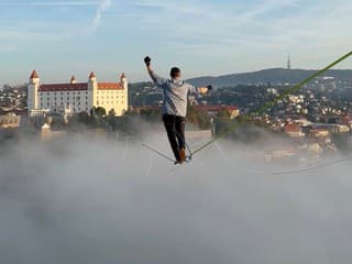 VIDEO: Nad Bratislavou balansuje vo výške 100 metrov. Estónec chce na lane prekonať svetový rekord