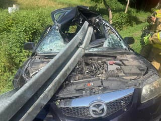 FOTO: Zvodidlo prerazilo celé auto a vyšlo cez strechu. Vodič zázrakom prežil, potom prišiel ďalší šok