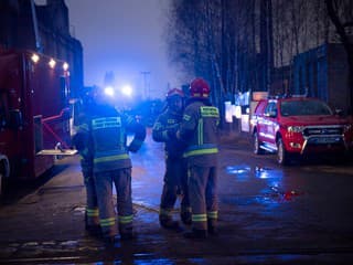 V poľskom závode na súčiastky do dronov horelo. Bezpečnostná kamera zachytila osobu v kukle