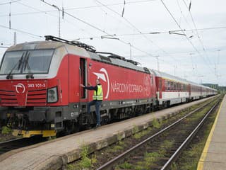 Mimoriadna udalosť na železnici: Rýchlik prešiel návesť „Stoj“ a vošiel do cesty nákladnému vlaku