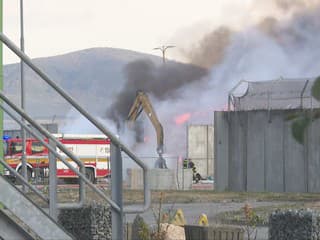 Hustý čierny dym nad Košicami. Pri požiari skládky priemyselného odpadu zasahujú desiatky hasičov