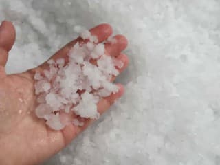 FOTO + VIDEO: Krúpy, lejak a polámané stromy. Búrky udreli v plnej sile