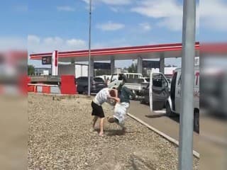 VIDEO: Ruské čerpacie stanice sa menia na gladiátorské arény. Ľudia sa bijú a hádajú, Putin má problém