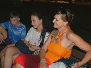 Neznesiteľne horúca noc. Rozhorúčené byty vyhnali rodiny do ulíc a parkov