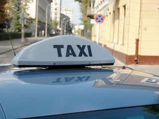 „Počas jazdy ma vodič napadol, zamkol dvere a vzal mi mobil.“ Žena zažila v taxíku chvíle hrôzy