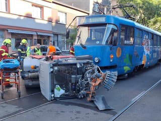 FOTO + VIDEO: Zametacie auto vošlo do cesty električke. Vodiča previezli do nemocnice