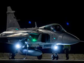 Pilotov českých Gripenov v noci zobudil rozkaz NATO. V priebehu niekoľkých minút mierili nad Poľsko