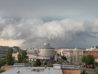 Hromy, blesky a prudký lejak. Silná búrka dorazila do Bratislavy, postupuje ďalej