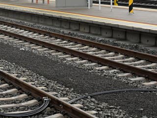 Komplikácie na železnici. Doprava medzi Sencom a Sládkovičovom je prerušená, zranil sa rušňovodič