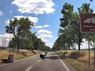 VIDEO: Nečakaná prekážka na ceste: Policajti sa zrazili s kotúľajúcim sa gaučom
