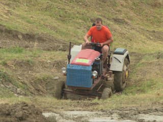 Vyrobili ich doma a dodnes jazdia. Podomácky poskladané traktory si zmerali sily