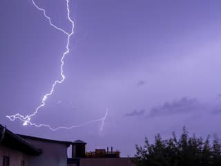 Prudké ochladenie, vietor a prívalové zrážky. Na Slovensko mieria silné búrky