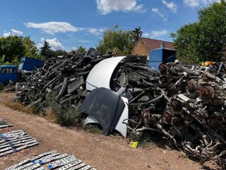 FOTO: Rozoberali autá načierno? Enviropolícia zasahuje pri Komárne