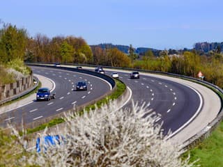 Policajti mu zadržali auto. O dva týždne dostal pokutu za rýchlosť, ktorou išli oni