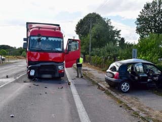 FOTO: Tragická nehoda pri Šahách. Žena pri otáčaní sa vošla do cesty nákladiaku
