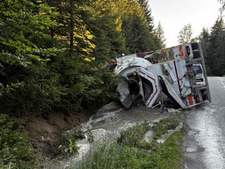 Vodič skončil s betónovou zmesou mimo cesty. Za volant si sadol poriadne opitý