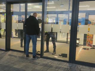 Rozruch v Prešove: Po obchodnom centre sa pohyboval muž s nožom. Jeho cieľom bola prekvapivá prevádzka