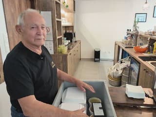 Má 79 rokov a po operácii srdca nezostal sedieť doma. Ján zo Svidníka roznáša obedy