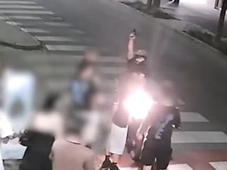 VIDEO: Muž počas jarmoku vytiahol zbraň a trikrát vystrelil. Potom ušiel pred políciou
