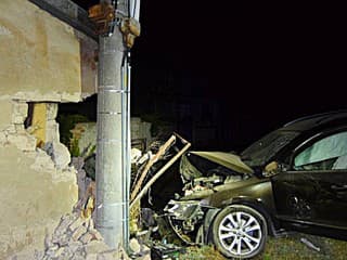Tragický večer na juhu Slovenska. Vodička narazila do domu, zraneniam podľahla