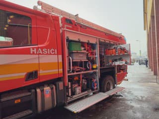 Prečo skončilo nové auto vo výcvikovom stredisku namiesto zásahovej služby? Zásah kriminálky vzbudil nové podozrenia