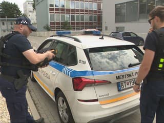 Sám si zavolal políciu a vzápätí nafúkal. To však zďaleka nebol najbizarnejší prípad bratislavských hliadok