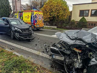 Vážna nehoda v okrese Michalovce. Opitý vodič narazil do auta, v ktorom boli aj dve deti