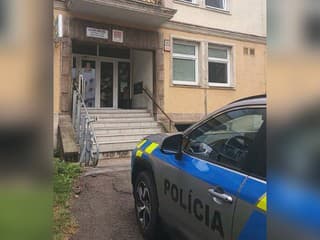 FOTO: Policajti neverili vlastným očiam. Muž vystúpil z taxíka a v pokoji im odovzdal nebezpečný balíček zabalený v bunde