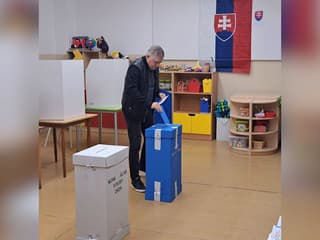 Premiér odovzdal svoj hlas. Vo volebnej miestnosti bol prvým voličom
