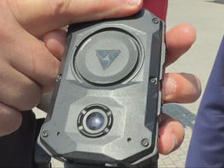 Ďalší sporný nákup v rezorte vnútra. Policajtom bez súťaže kúpili 500 telových kamier za státisíce eur