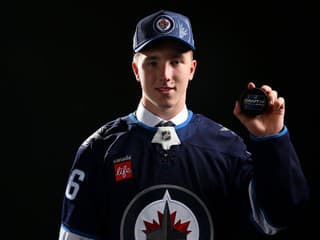 Výrazne prispel k titulu majstra sveta, bol elitným centrom Švédska. Obrovský talent podpísal zmluvu v NHL